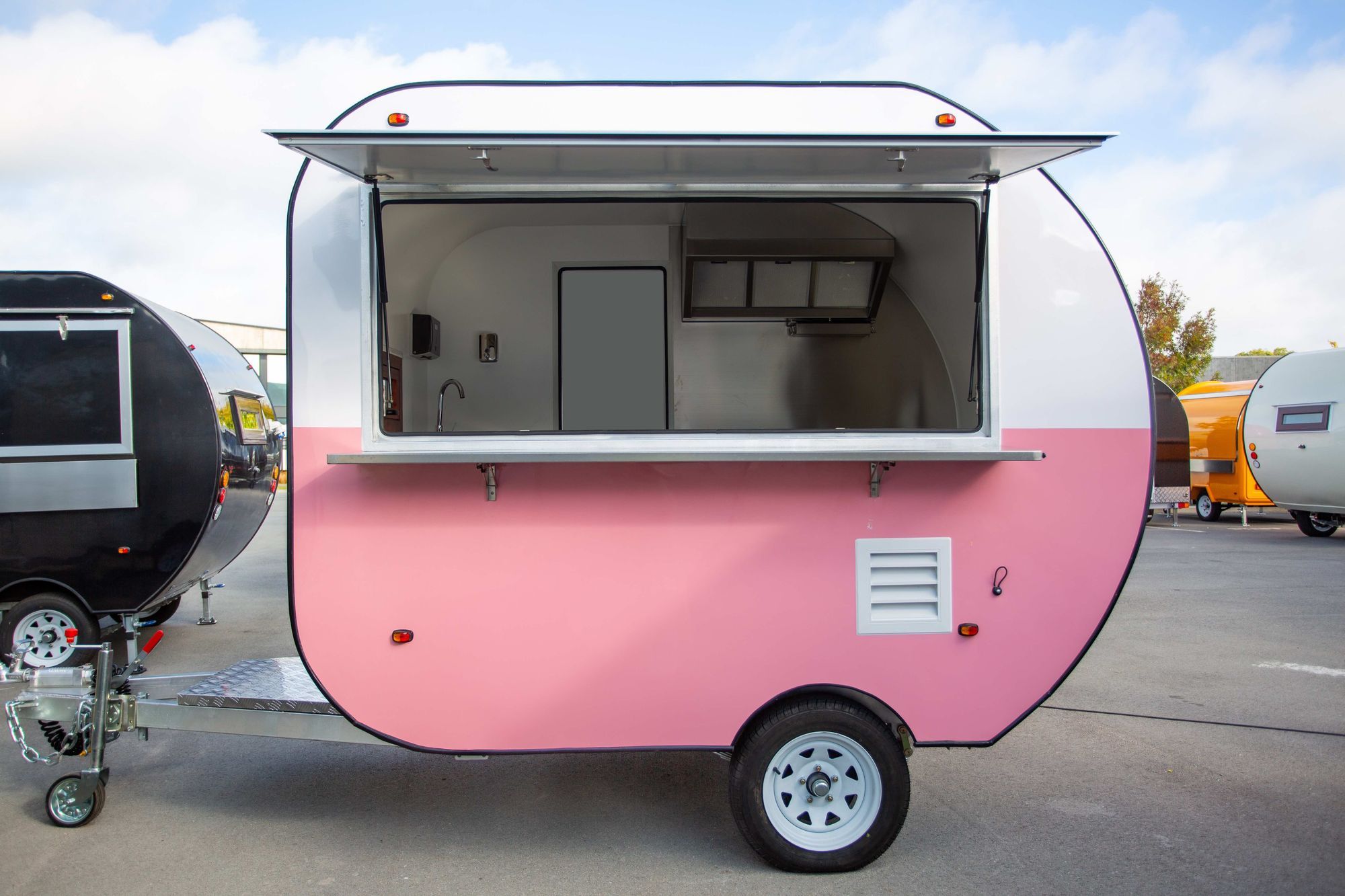 67fd0041aa56771c3009c27b_Food Trailer Co-12-p-2000